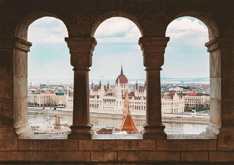 Das ungarische Parlament von der Budaer Burg aus gesehen